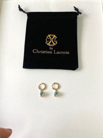 Boucles d'oreilles petites créoles dorées et turquoises by Christian Lacroix