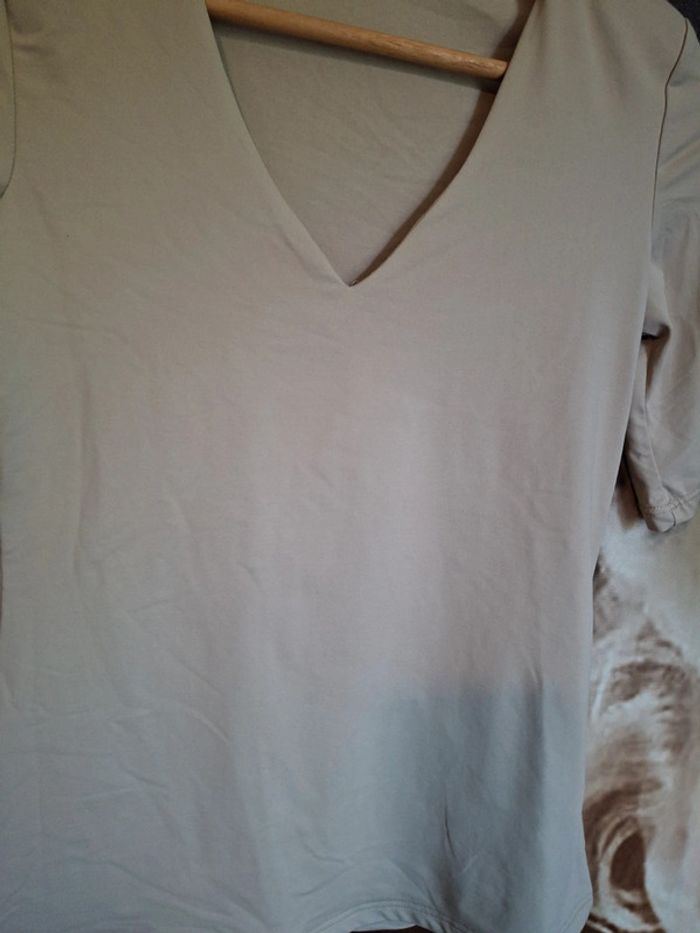 Tee-shirt col V stretch - photo numéro 5