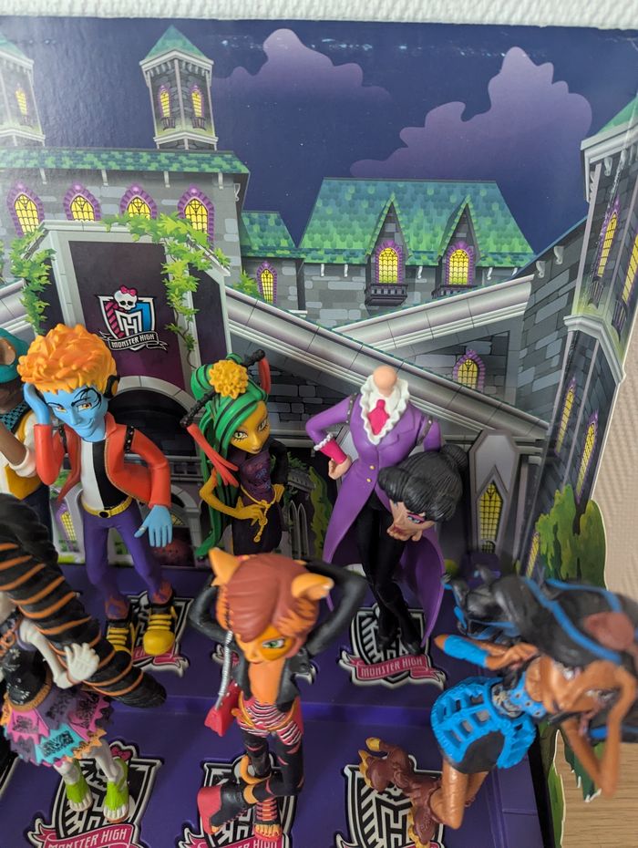 Lot de 16 figurines Monster high avec support et décor - photo numéro 2