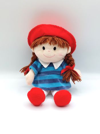 Peluche doudou poupée fille bonnet rouge tee-shirt bleu GI-GO Toys factory nattes brunes