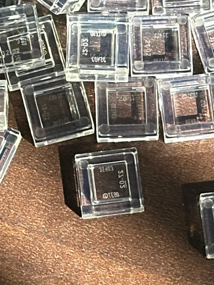 100 Tile Lego 1 x 1 ref 3070 Trans Clear - photo numéro 3