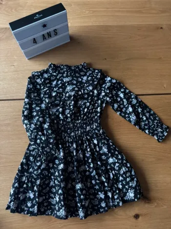 Robe ML fluide fond noir et petites fleurs blanches - Taille 4 Ans