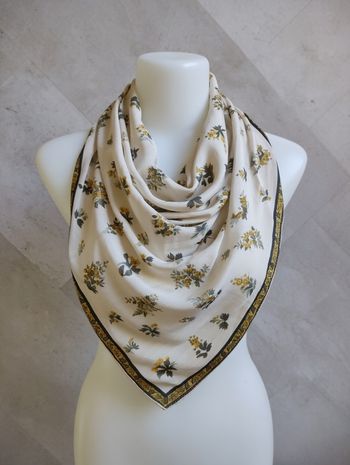 foulard imprimé beige vert et jaune fleuri 6 x 63 cm Armond et Cie Lyon en soie Neuf