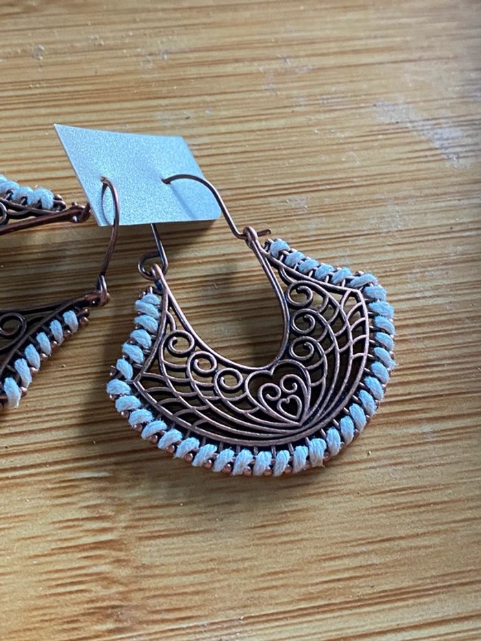 Magnifique paire de boucles d’oreilles couleur bronze - photo numéro 4