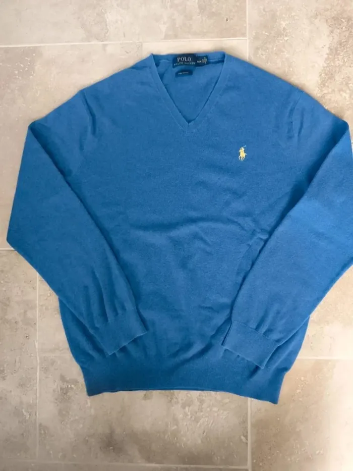 Pull col V bleu logo jaune Ralph Lauren M comme neuf - photo numéro 2