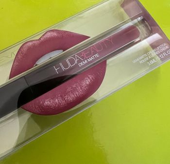 Rouge à lèvre demi matte Huda beauty