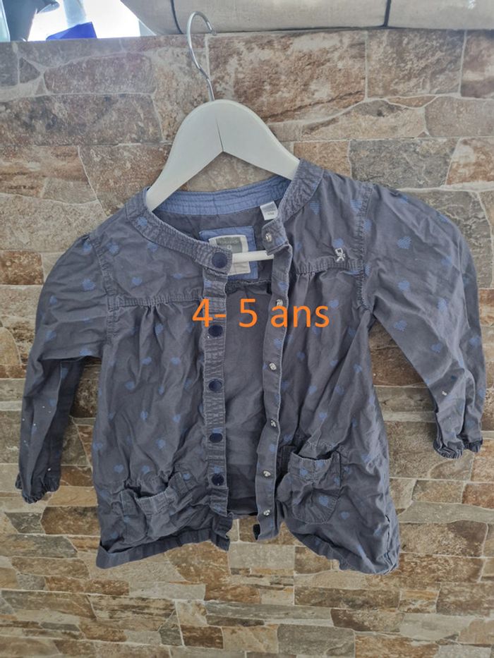 1 blouse tablier peinture dessin  gris avec motifs cœurs bleu taille -5 ans marque OKAIDI