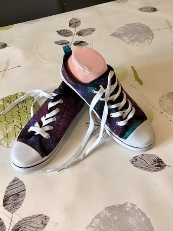 Basket basse taille 38 dans les tons noir violet turquoise