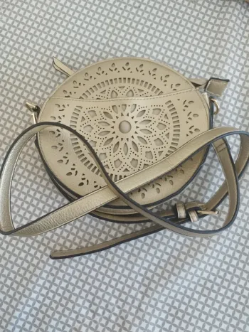 Très joli petit sac bandoulière doré Moa