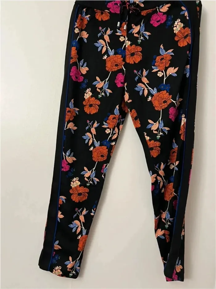 Pantalon noir fleuri rose Camaieu