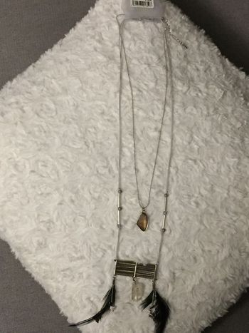 758-Collier fantaisie plumes NEUF