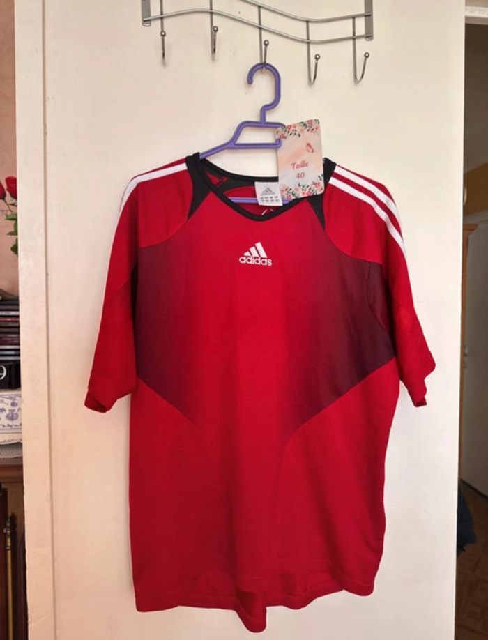 T-shirt. Adidas. Rouge. A manches courtes. Homme. - photo numéro 2