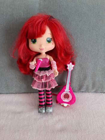 Poupée Charlotte aux Fraises qui chante et qui parle 28 cm