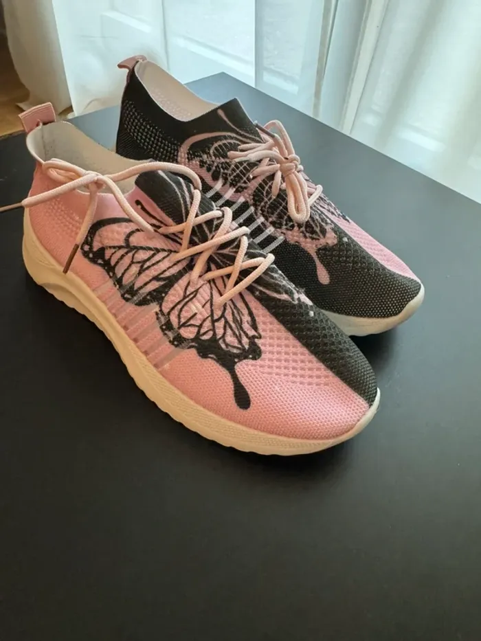 Sneakers Papillon rose et noire neuves taille 41