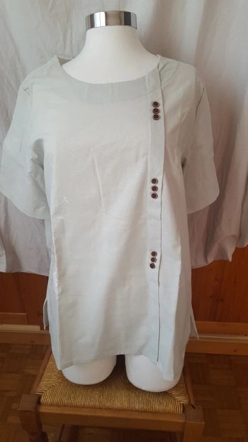 Jolie tunique vert d eau très clair .jamais portėe