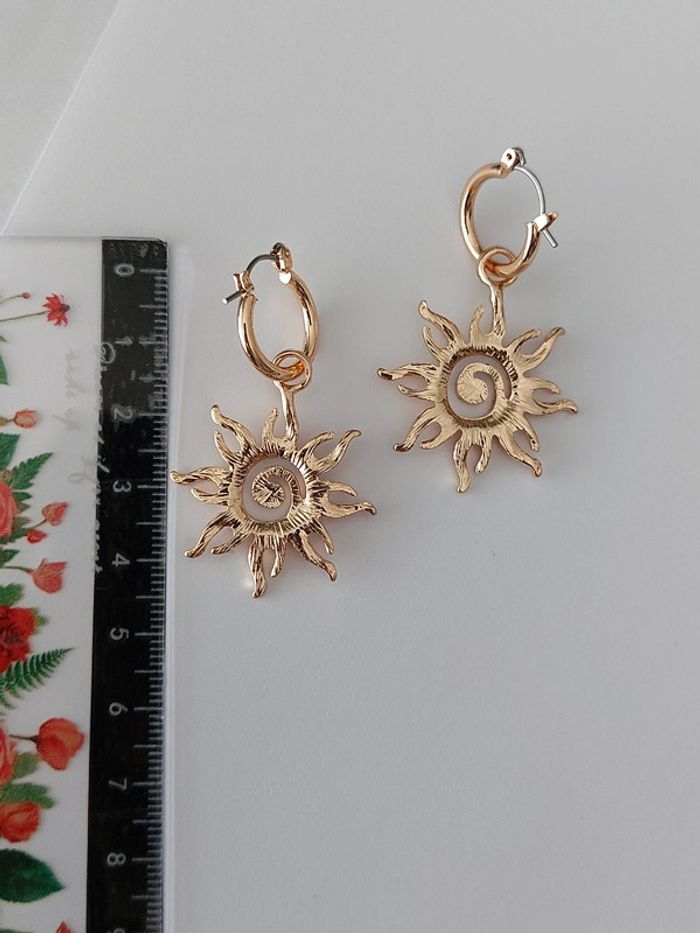 Magnifique paire de boucles d'oreilles pendantes - soleil doré - acier inoxydable 🌊 - photo numéro 5