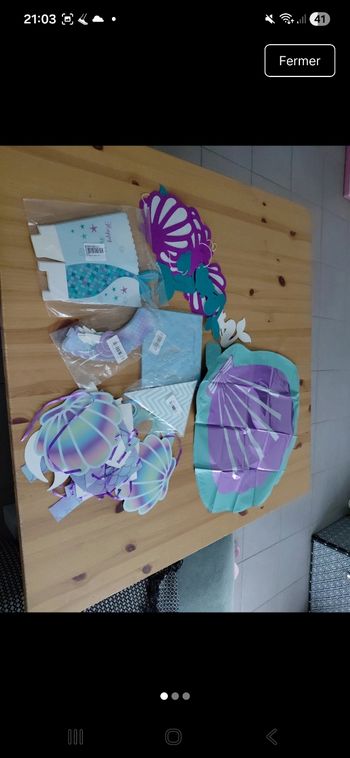 Lot d anniversaire sirene neuf, boîte pour confiserie et pop corn, serviettes, 3 guirlandes, un ballon, décorations pour cupcakes.
