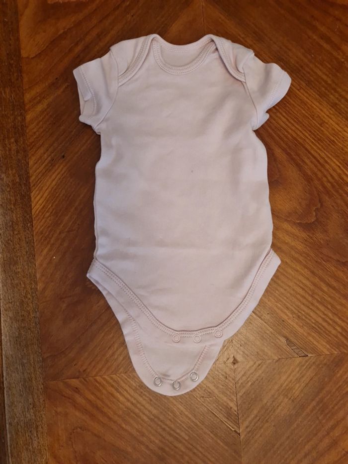 Body rose pâle manches courtes