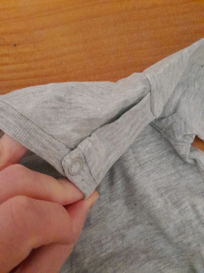 tee shirt manches longues gris H&M 4-6mois - photo numéro 4