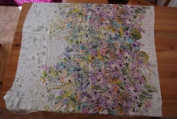 Coupon de satin de polyester à motifs fleuris