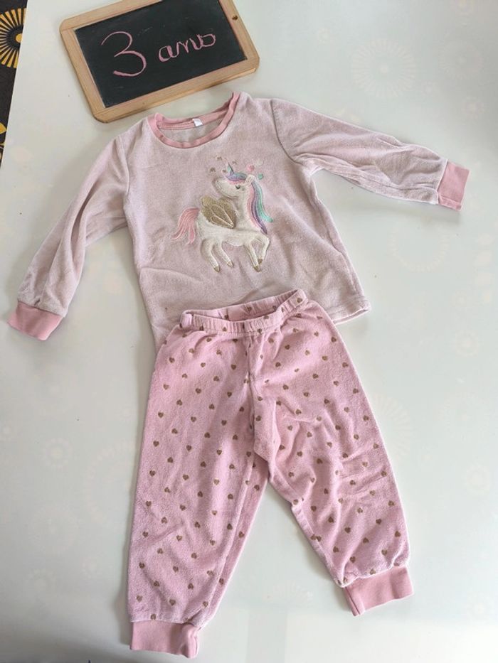 Pyjama licorne taille 3 ans en bon état