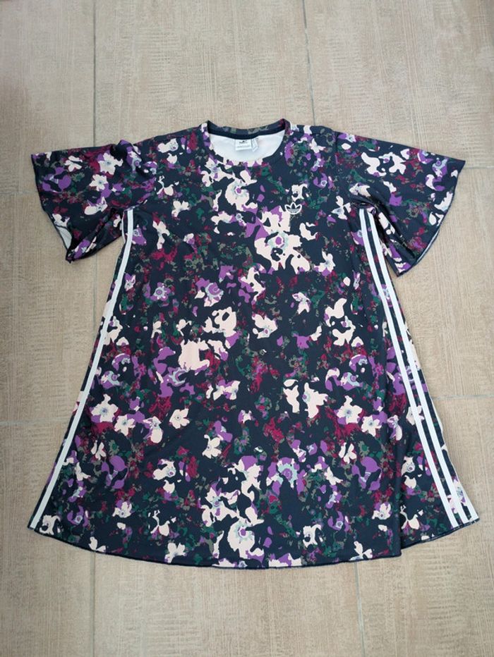 Robe adidas fleurie comme neuve