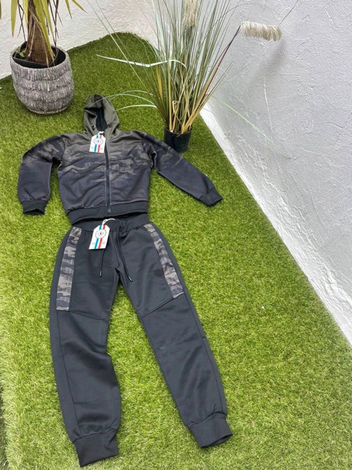 Très beau jogging taille 10 ans neuf