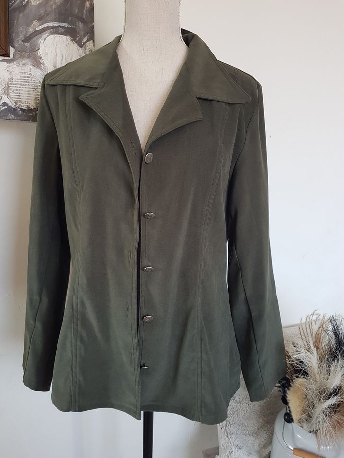 Veste femme verte cintrée. Miss Dynam. Taille 42, 51cm aux aisselles, 65cm de haut.