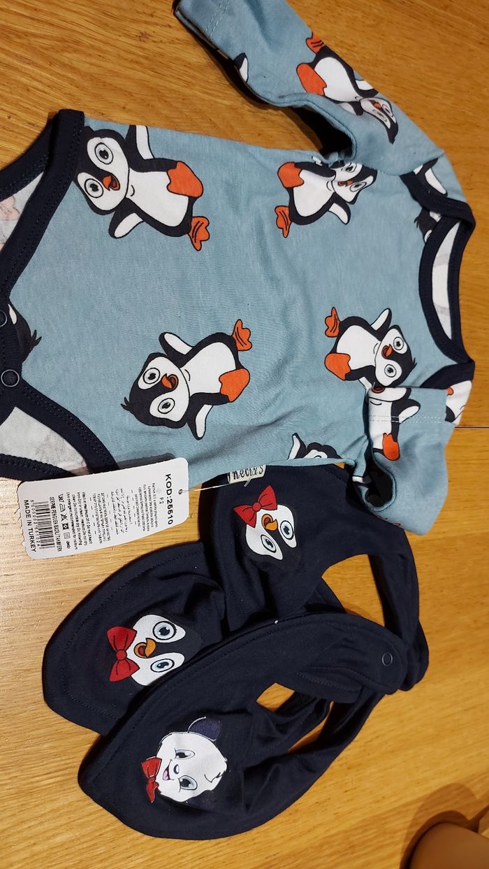 Lot body et bavoir neuf