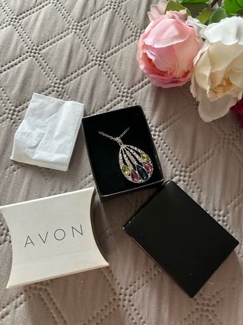 Collier pendentif "Allsa" Avon - Pierres multicolores (Neuf)