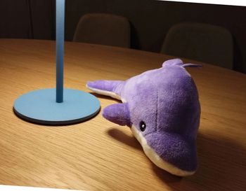 Peluche dauphin. Couleur violette. 25 cm