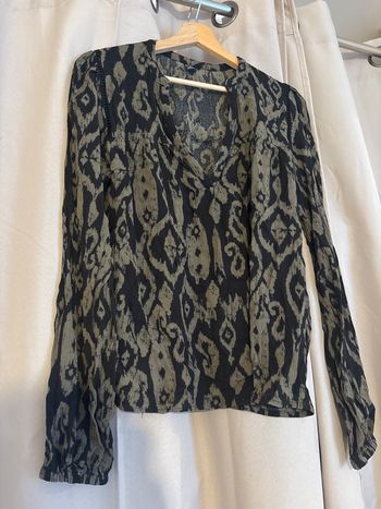 Chemisier noir et vert col V