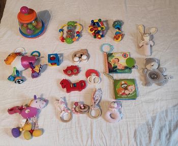 Lot de 19 jouets/ hochets bébé