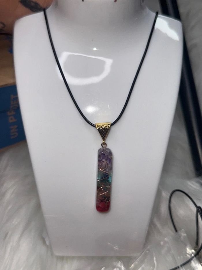 Très beau pendentif en orgonite avec les différents chakras - photo numéro 3