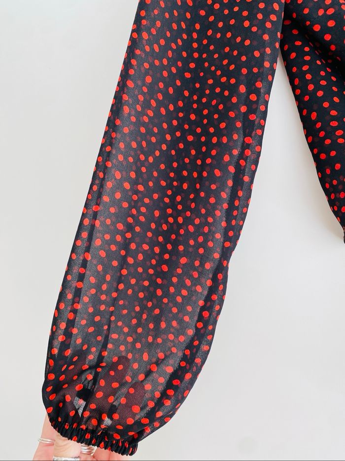 Cache-coeur noir à pois rouges en tulle - photo numéro 5