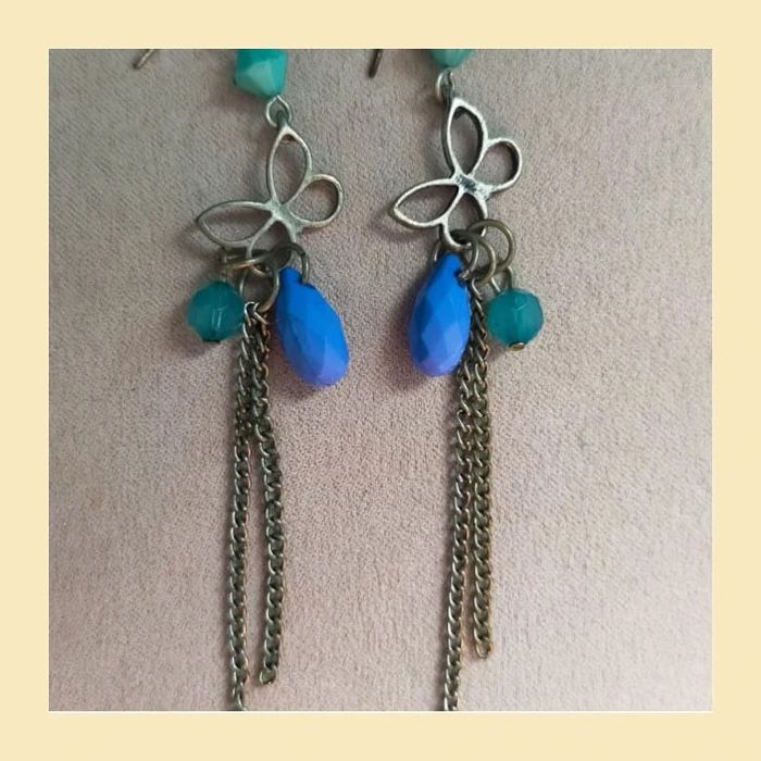 Boucles d’oreilles pendantes – motif papillon & pampilles colorées - photo numéro 5