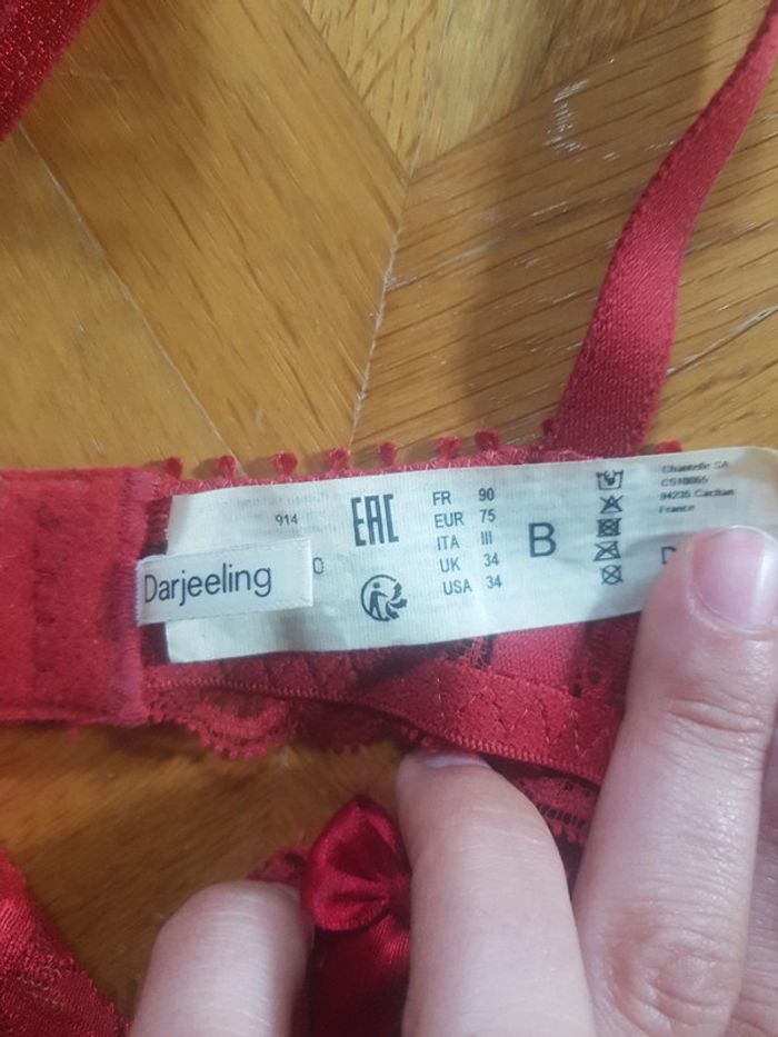 Soutien gorge rouge - photo numéro 3