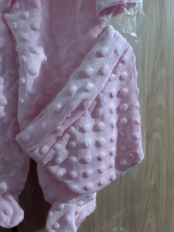 Ensemble de vêtements minky pour bébé. Tenue de naissance avec chaussons et bonnet, rose. - photo numéro 3