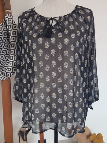 Blouse transparente noire, motifs blancs et jaunes. G Woman by Gémo. T42, aisselles 57cm, haut 64cm.