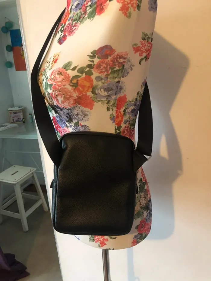 Sacoche Lacoste similicuir - photo numéro 4