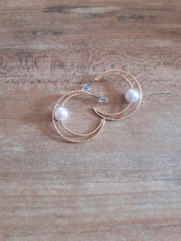 Boucle d'oreille demi lune avec perle nacrée