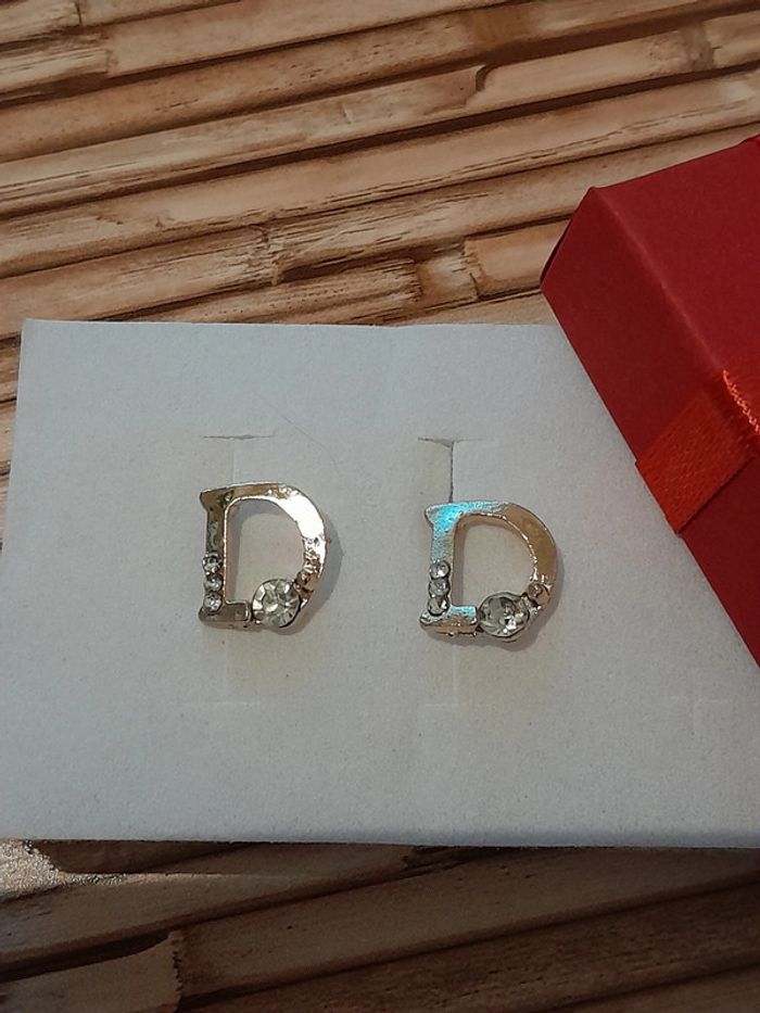 Boucles d'oreilles dorées, lettre D, avec strass - photo numéro 1