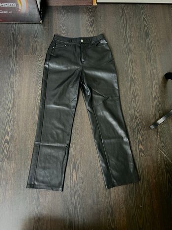 Pantalon en faux cuir Kiabi taille 38