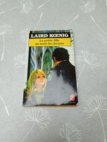 La petite fille au bout du chemin