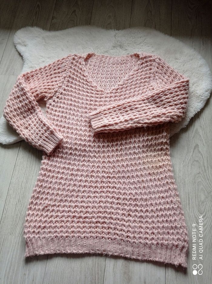 Pull en laine rose col V taille M en très bon état
