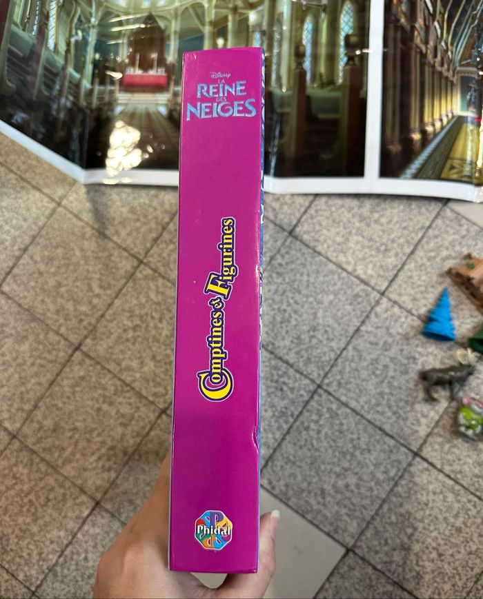 Les figurines et le tapis de jeu se rangent dans le livre Facile à transporter - photo numéro 4