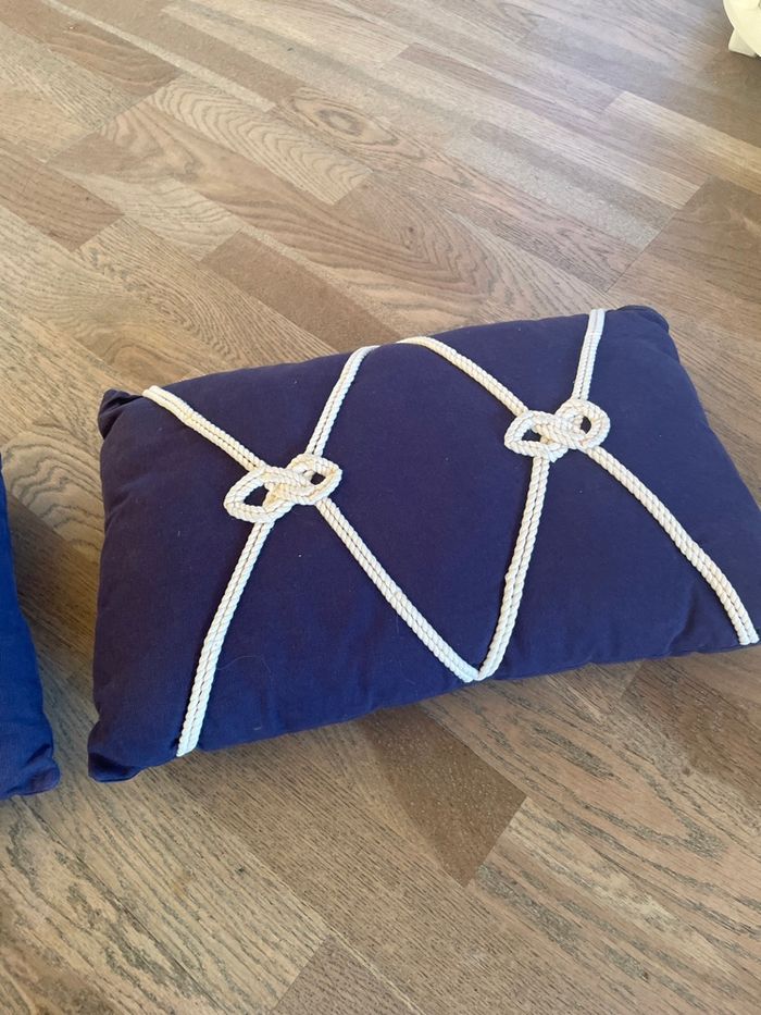 Lot de deux coussin bleu marine très bon état - photo numéro 3