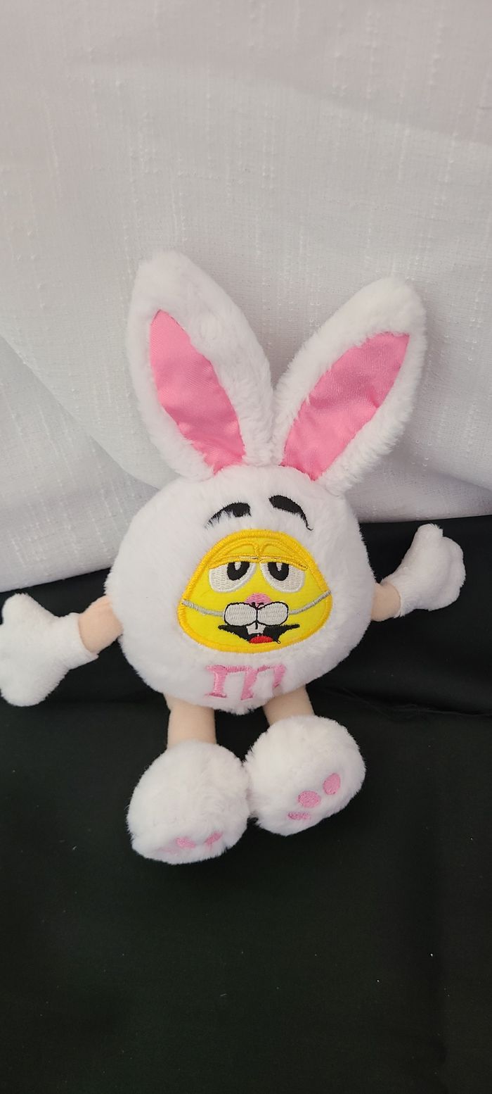 Peluche publicitaire lapin M&M'S Kingsway Jaune déguisé en lapin - photo numéro 4
