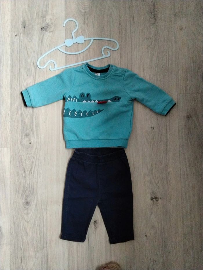 Sweat crocodile et pantalon marine