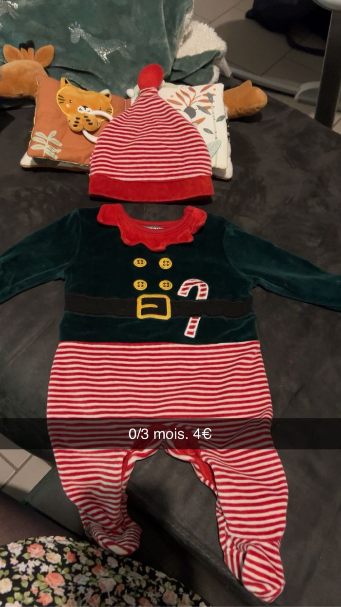 Lot de deux pyjamas et d’un pull.
